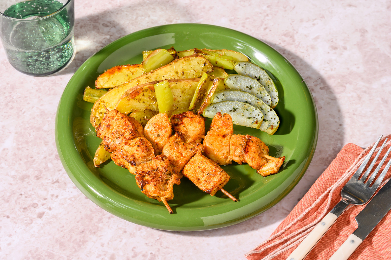 Pinchitos de pollo estilo cajún con mayonesa de pimentón