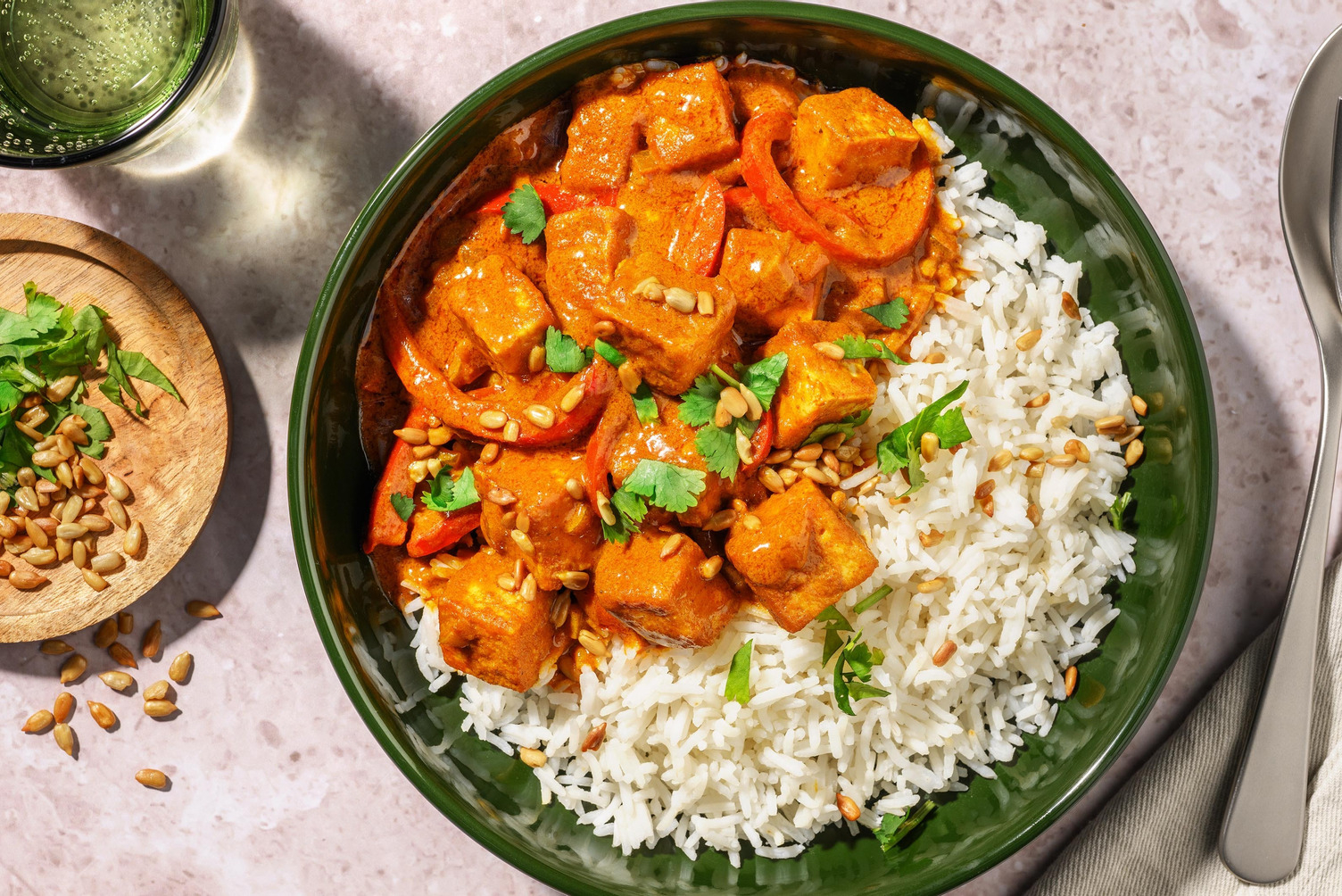 Curry de tofu piquant au beurre en sauce crémeuse au lait de coco