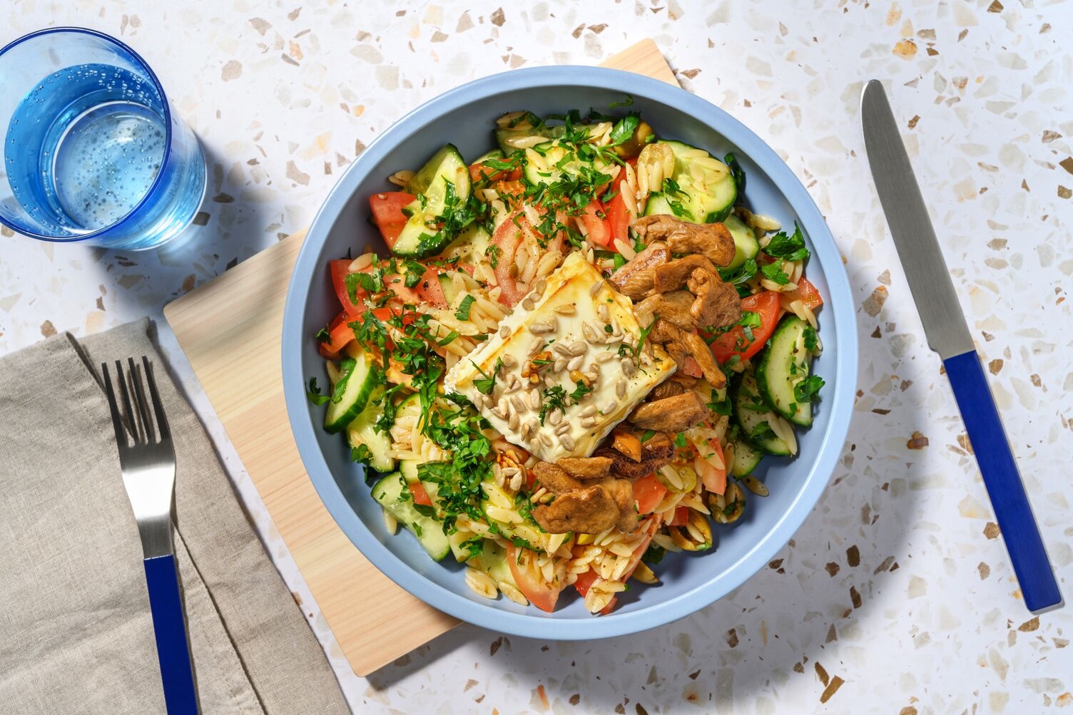 Griechischer Orzo-Salat mit Bio-Hähnchenstreifen