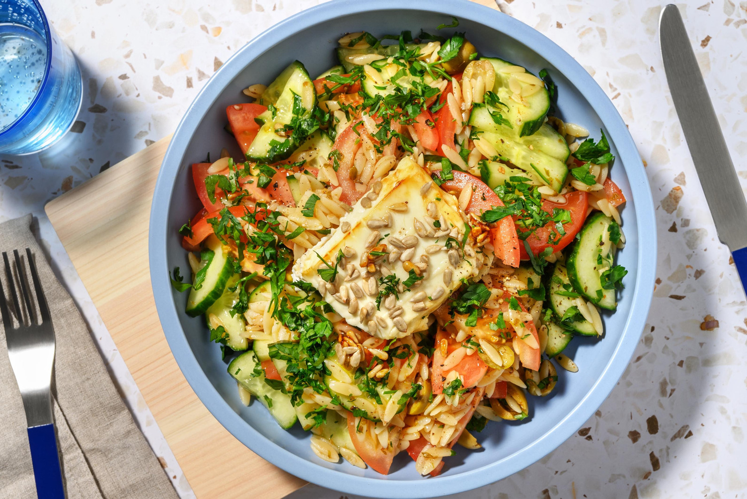 Griechischer Orzo-Salat mit Bio-Hähnchenstreifen