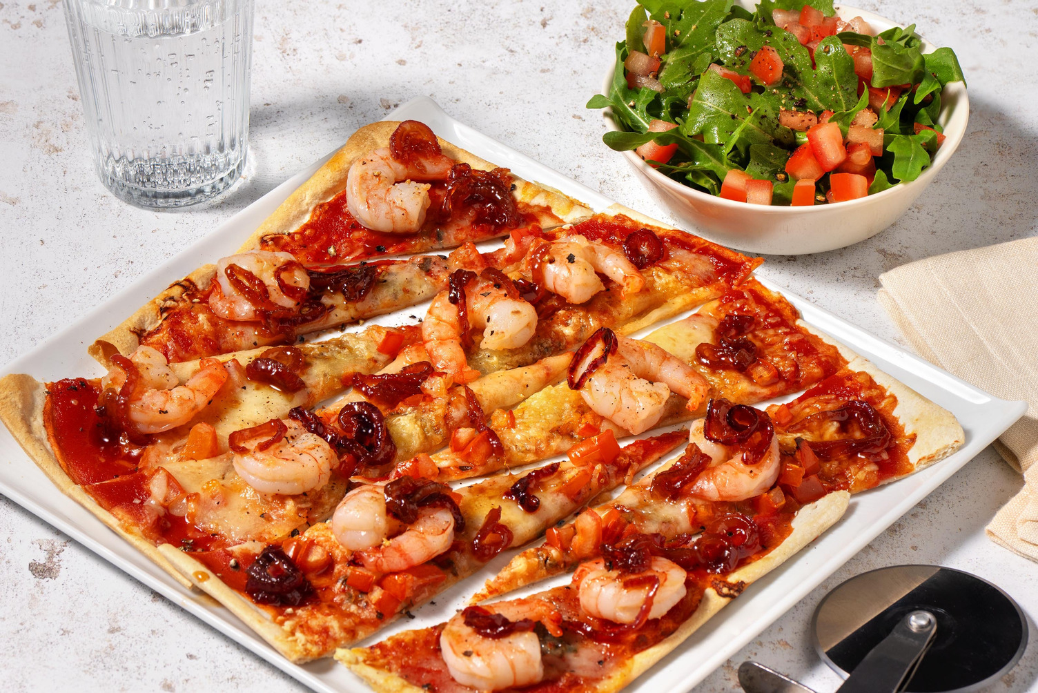 Flammkuchen met griezelige garnalen en rucolasalade