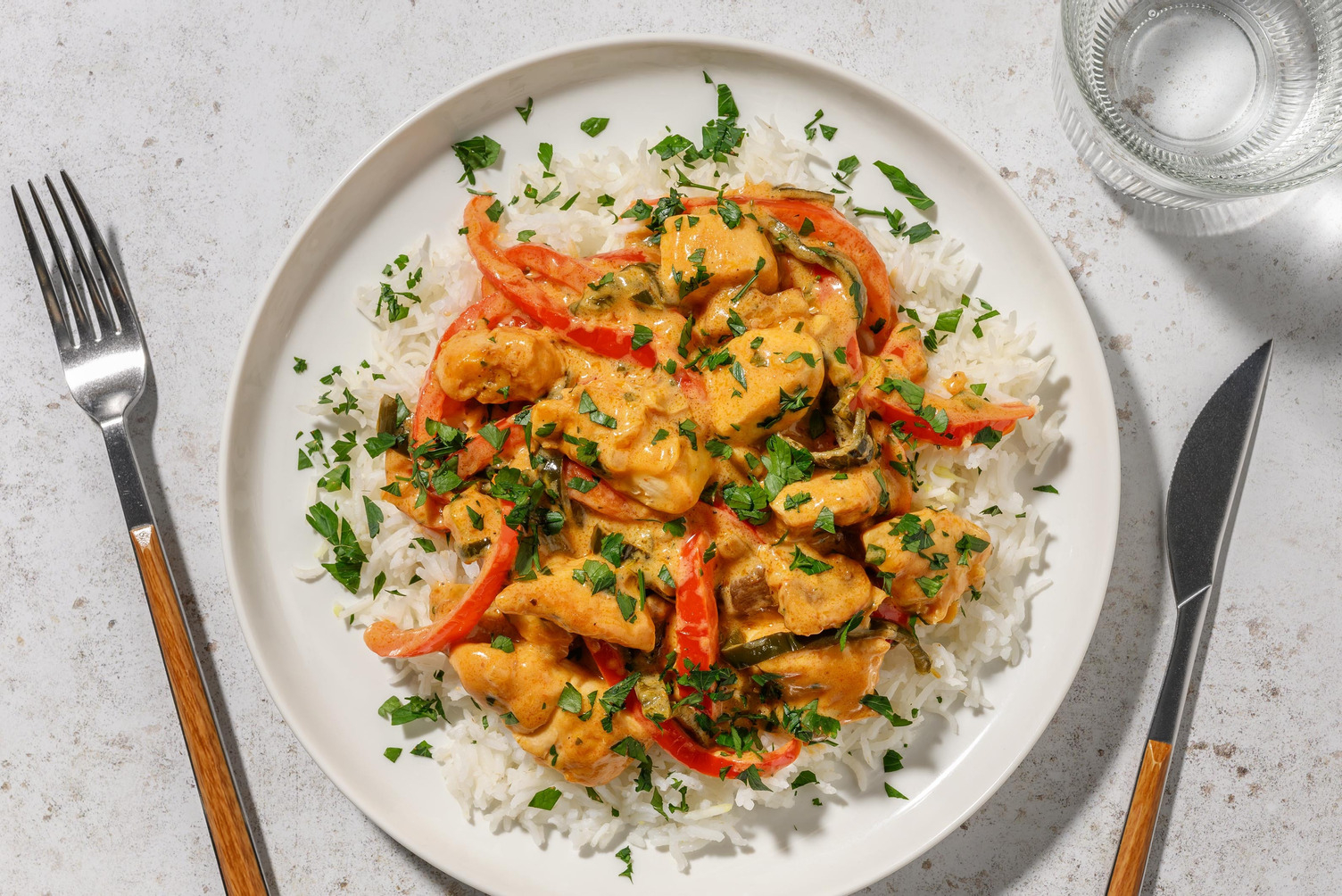 Kip in smokey saus à la stroganoff