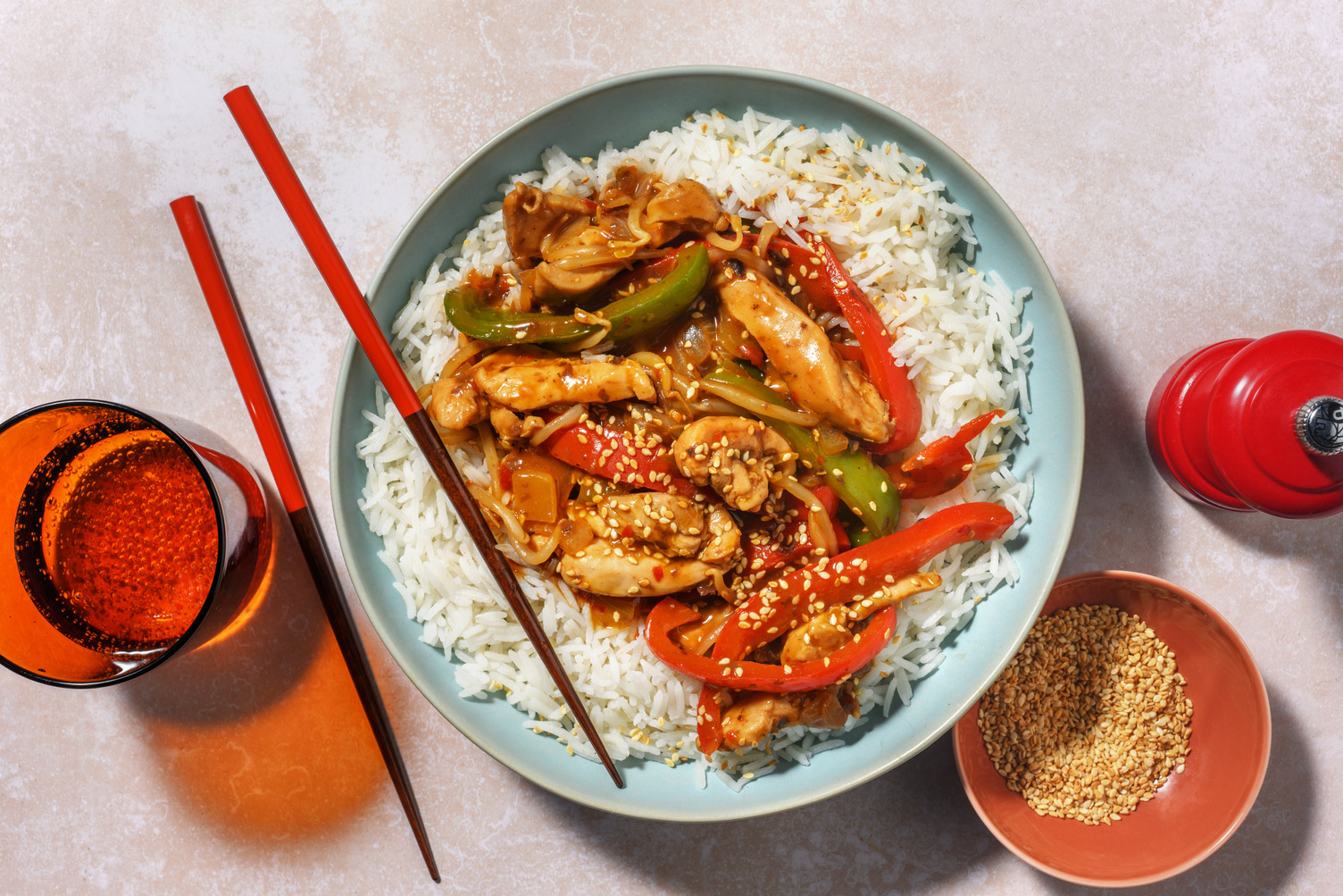 Kippendijreepjes en sojascheuten in zwartebonensaus