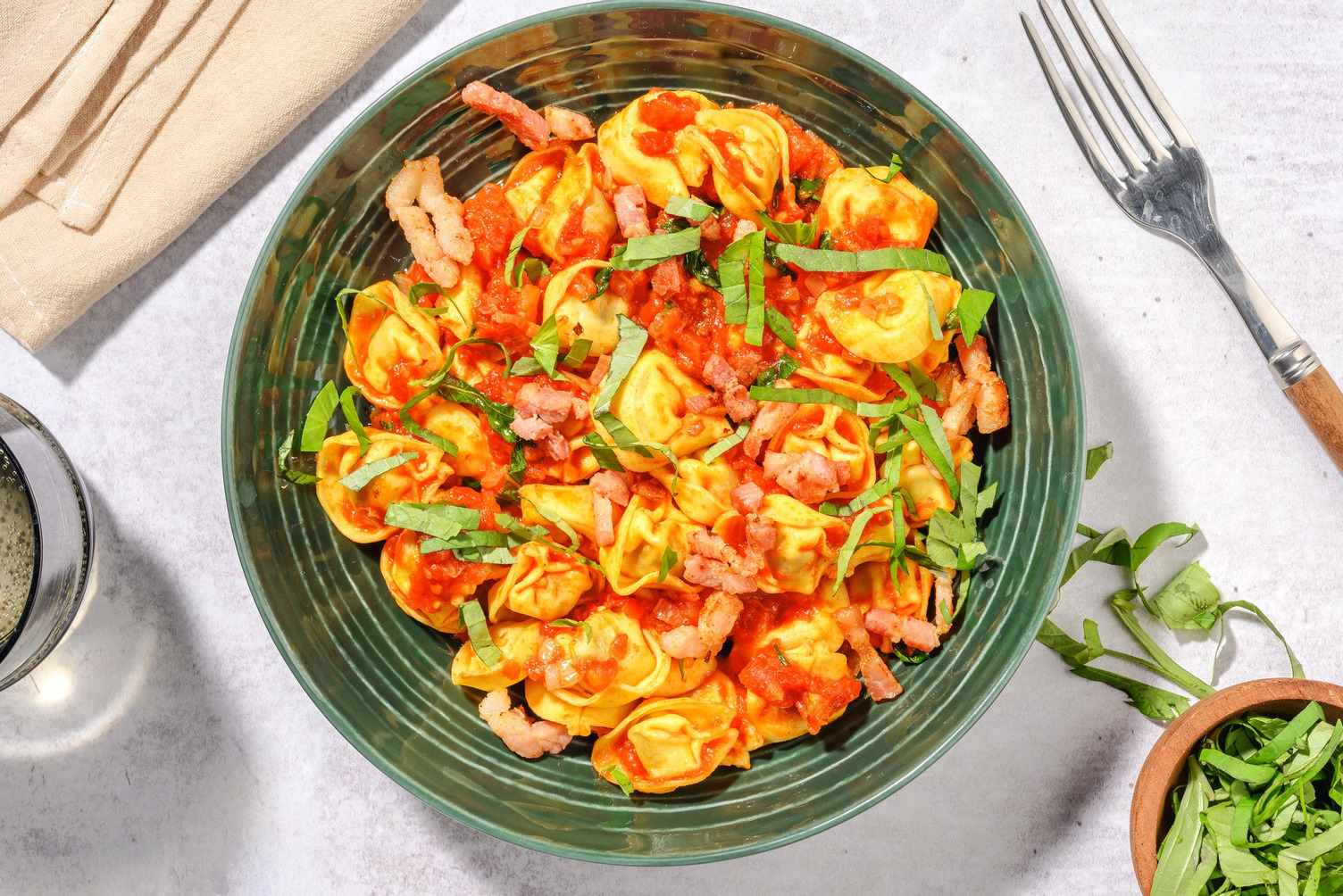 Nem bacon- og tortelloniarrabiata