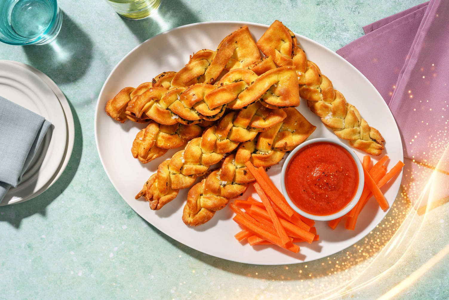 Flettede brødsticks med tomatdip