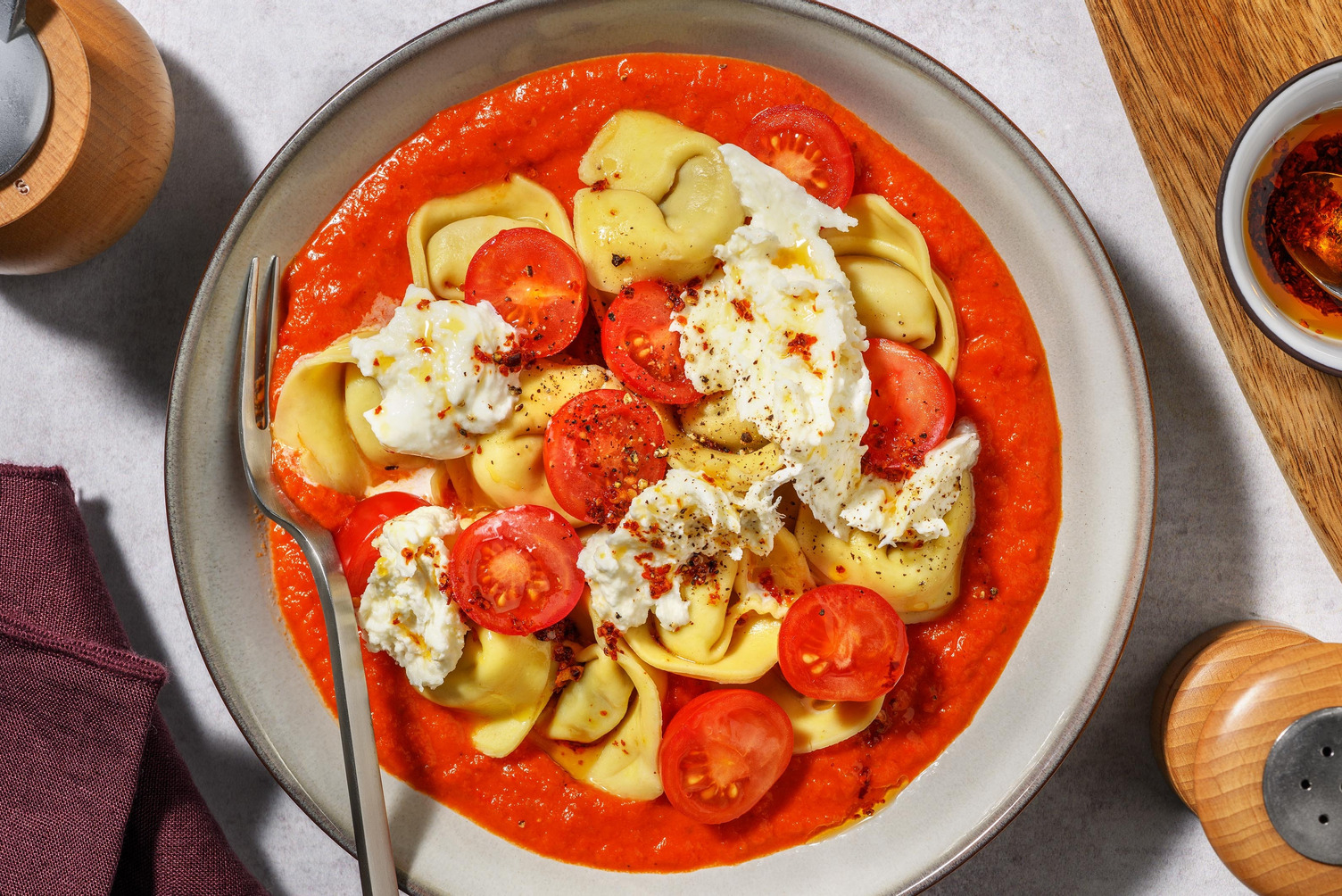 Spenat- och ricottatortelloni i tomatsås med strimlad kycklingbröstfilé