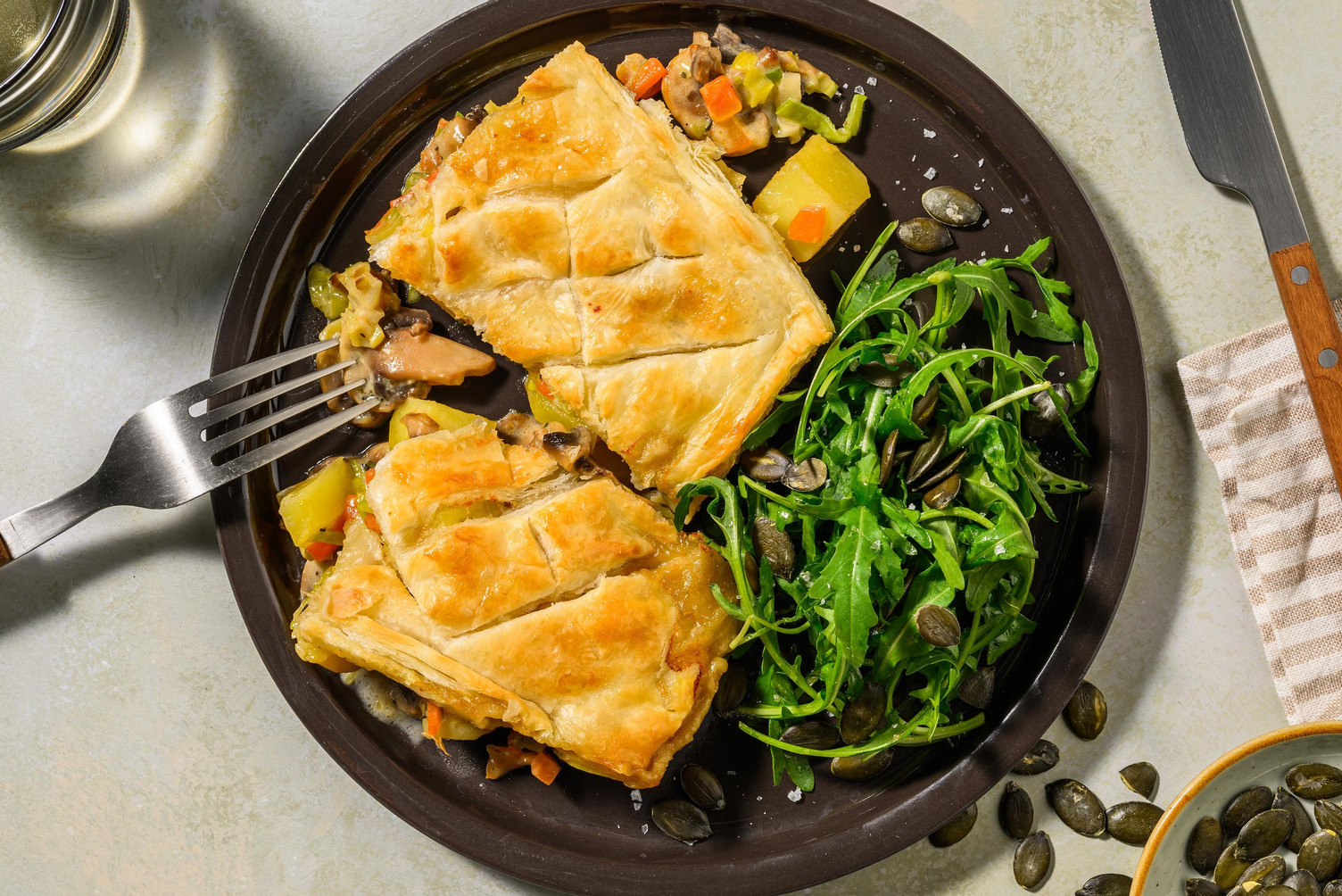 Butterdeigpai med sopp- og grønnsaksragout