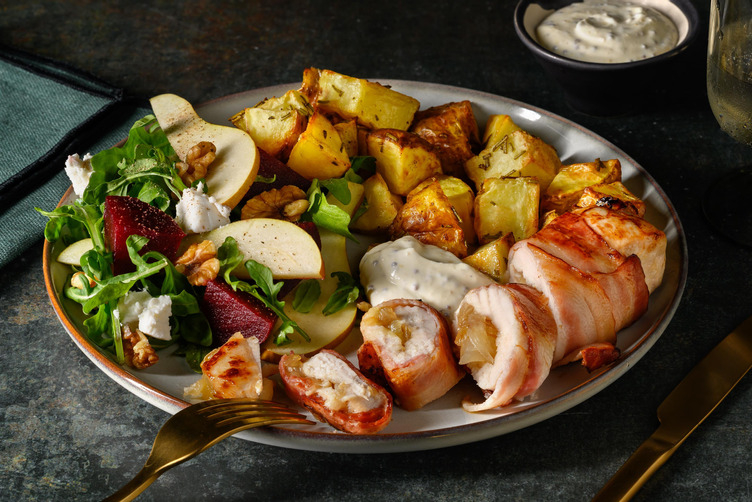 Baconsvøpt kylling med ost- og løkfyll