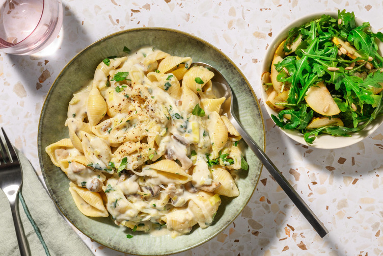 One pot-pasta med svamp och purjolök med strimlad kycklingbröstfilé