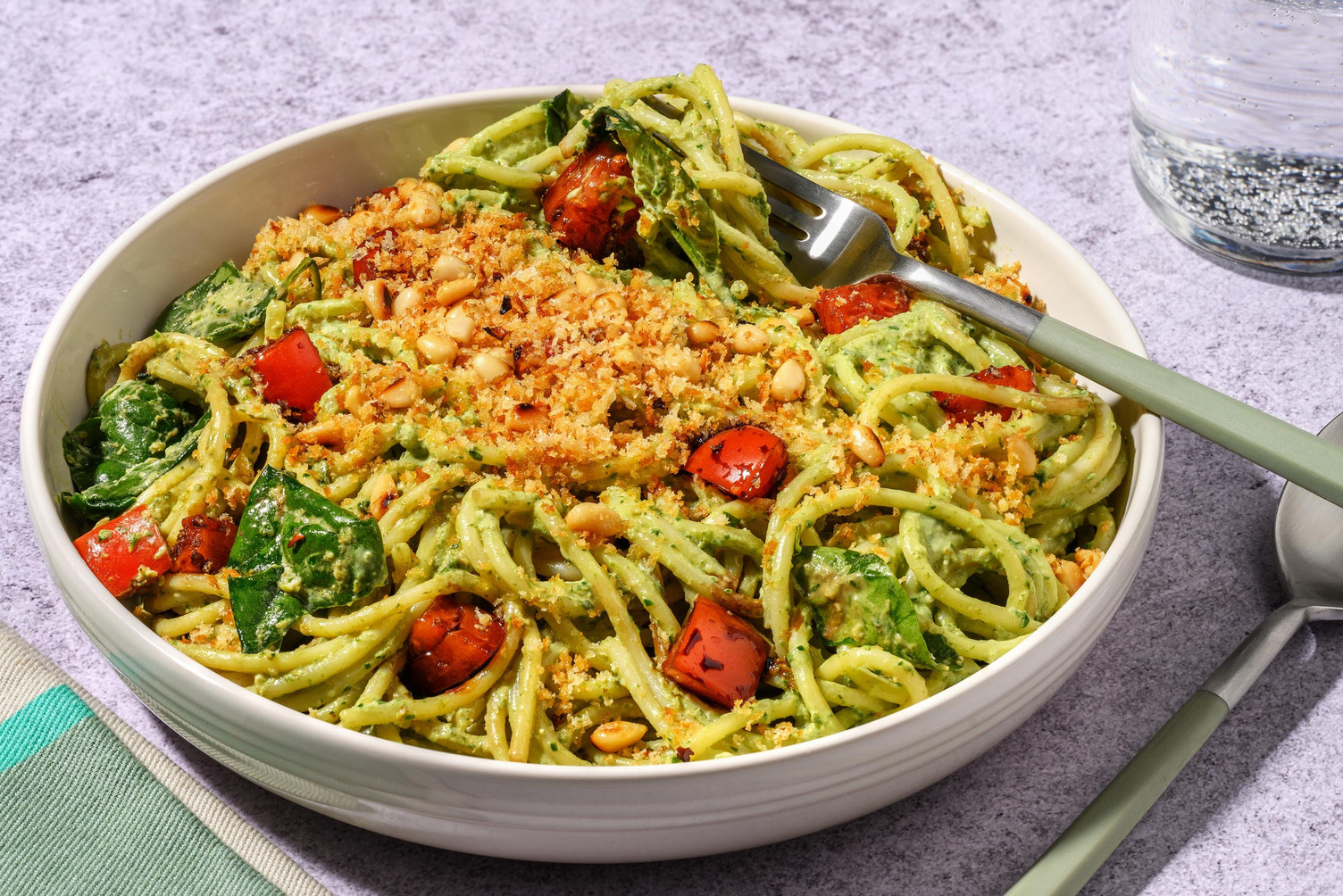 Spaghetti mit Avocado-Basilikum-Pesto