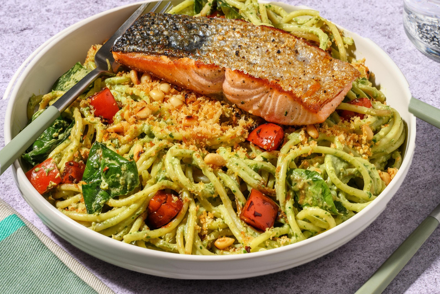 Spaghetti mit Avocado-Basilikum-Pesto mit extra Lachs