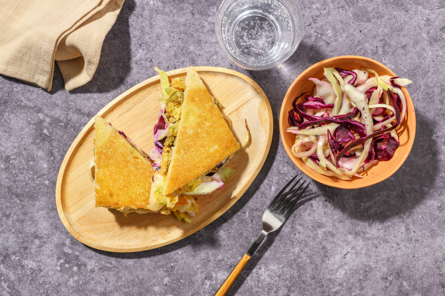 Tramezzini vegetariani al caprino e paté di ceci