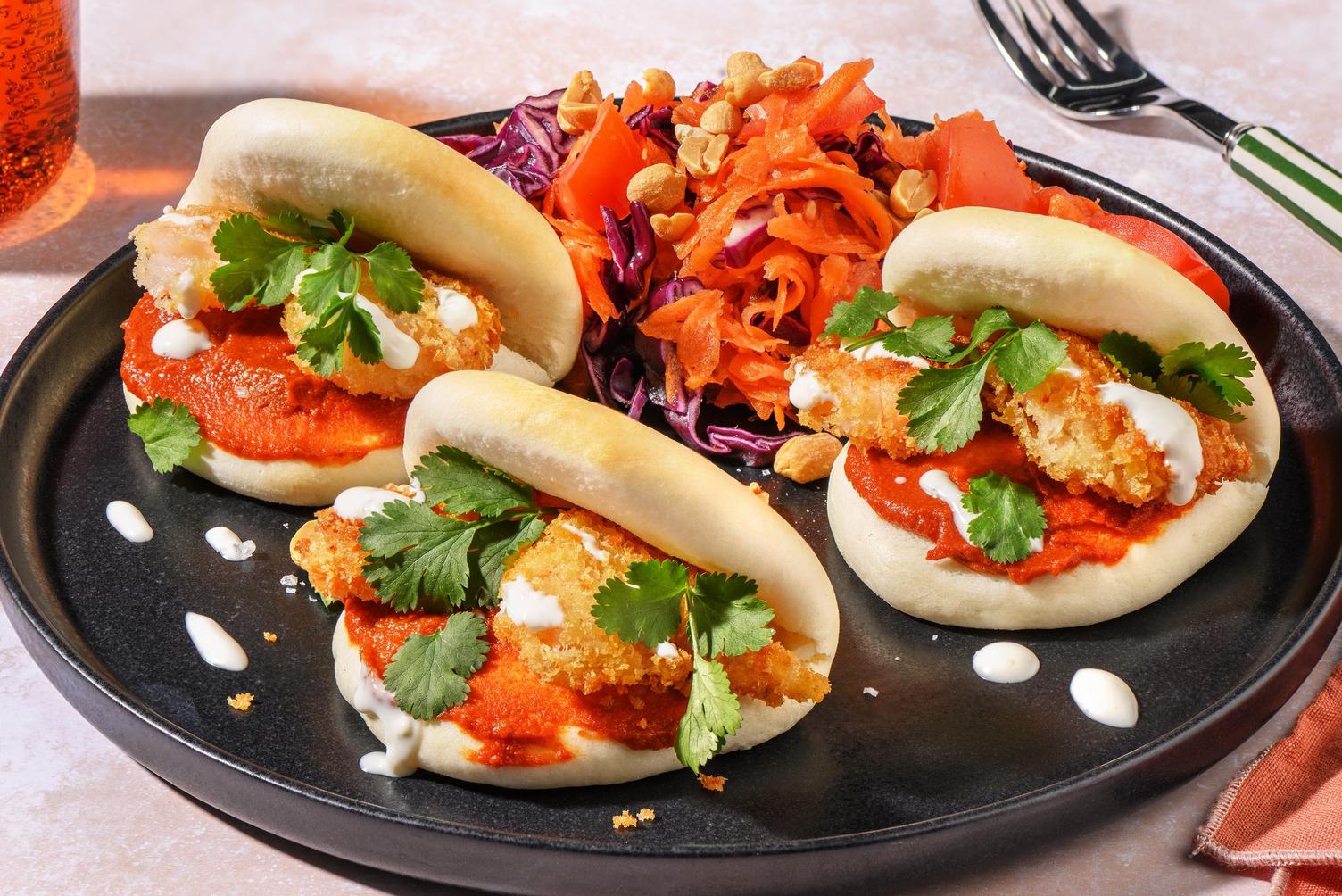 Curryglaserade panerade räkor i bao-bröd