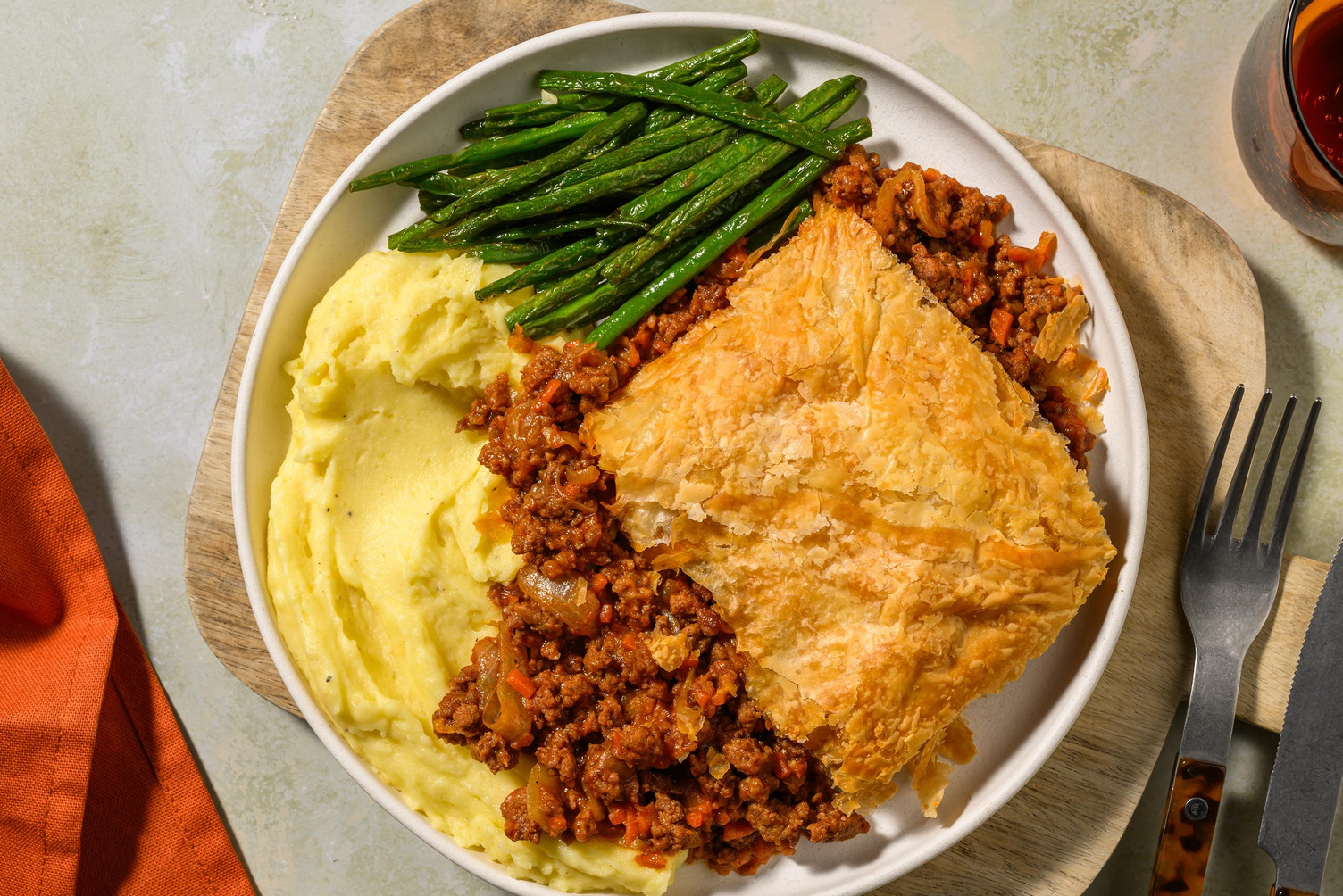Oksekødstærte med sprødt butterdejslåg med ternet bacon