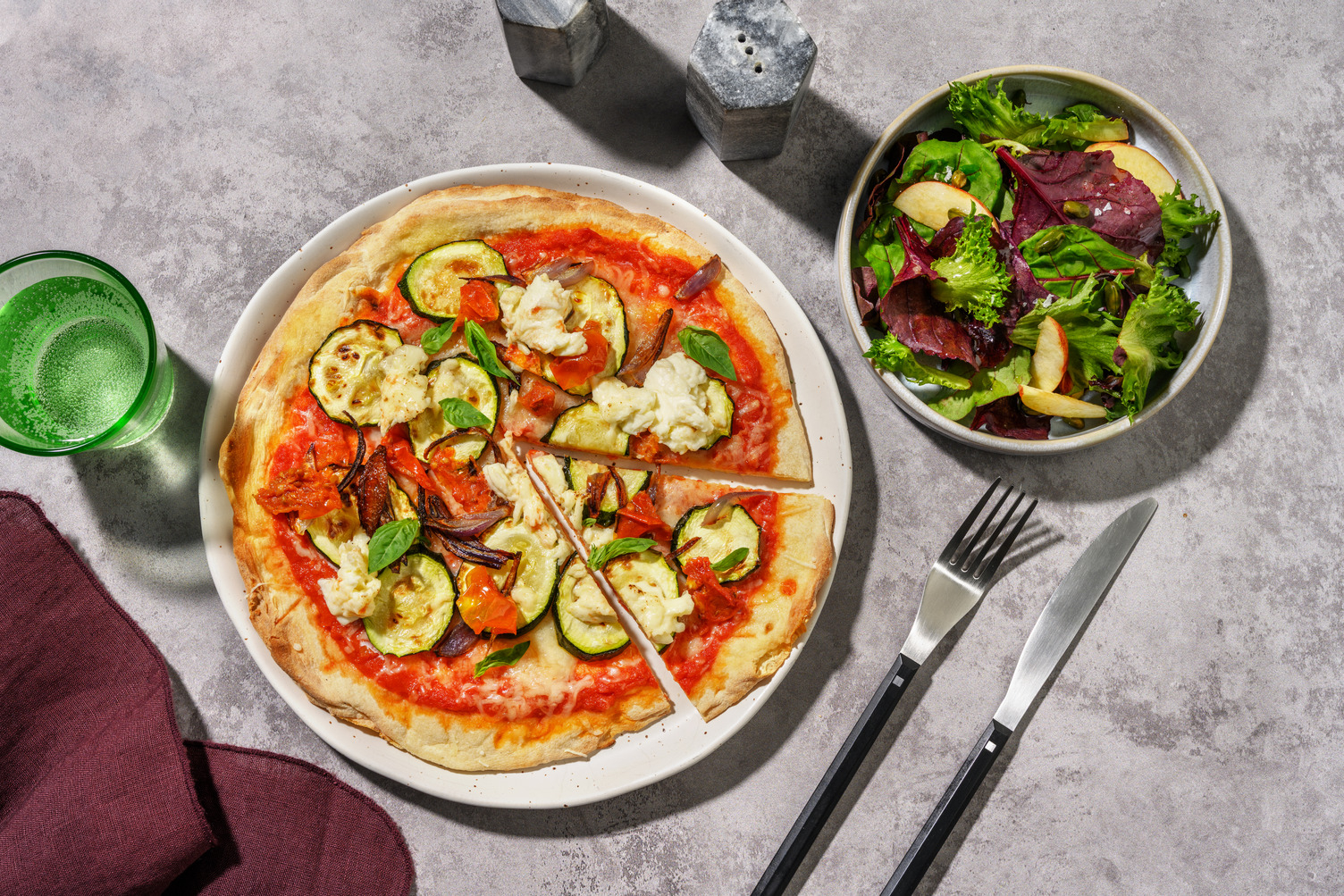 Pizza med squash, løk og soltørkede tomater