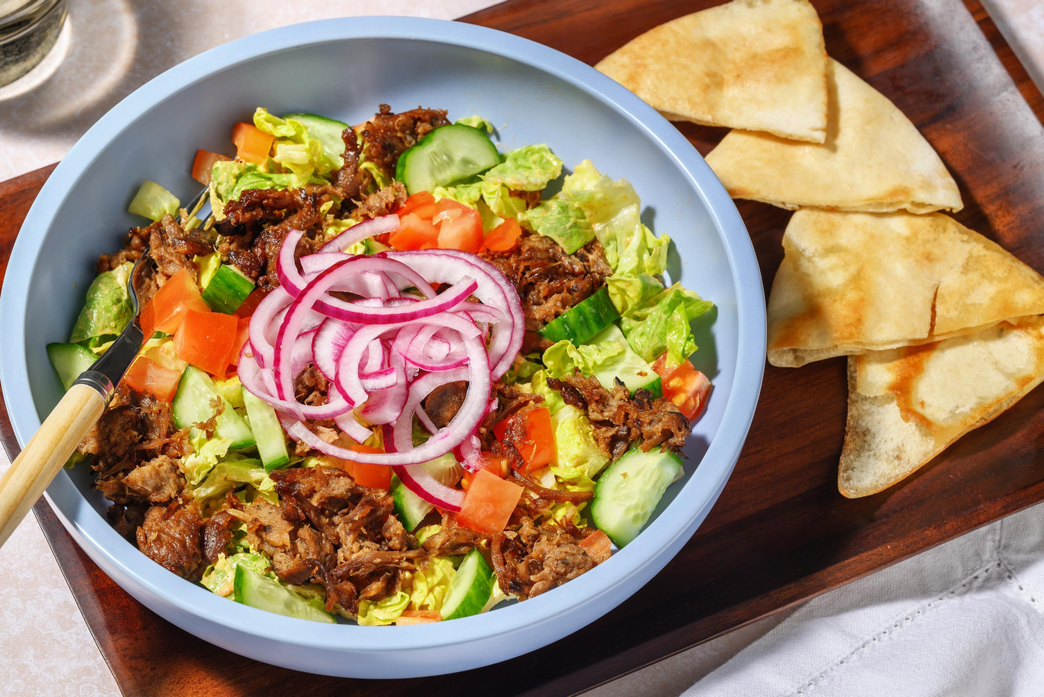 Vegan Schawarma auf buntem Salat
