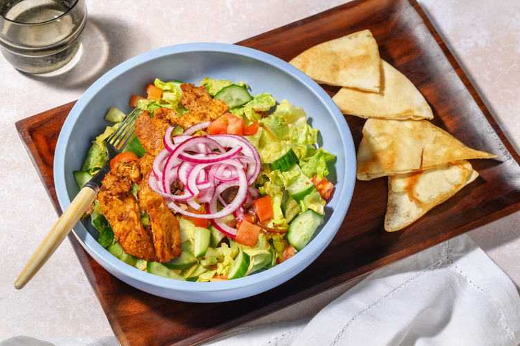 Bio-Hähnchenstreifen auf buntem Salat