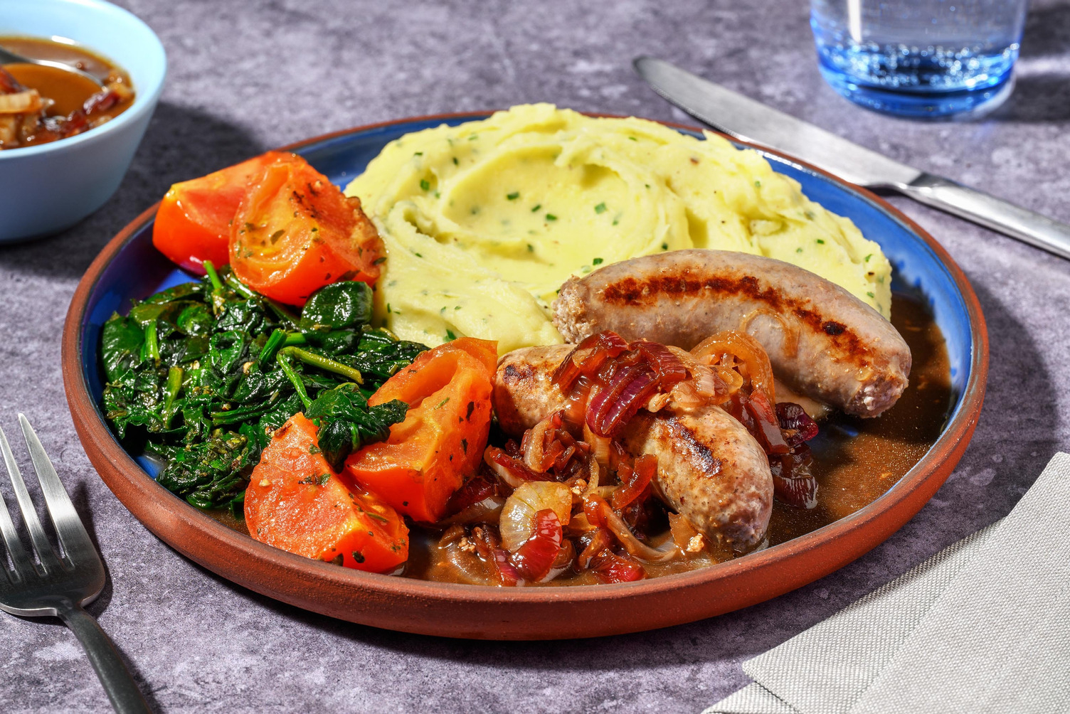 Varkensworstjes met bieslook-aardappelpuree