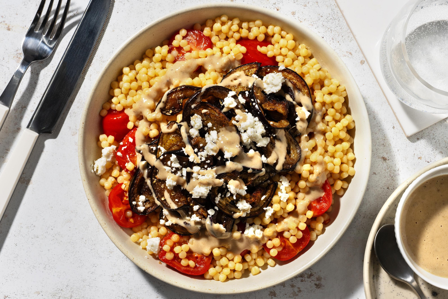 Bowl mediterranea di couscous perlato ai gamberetti