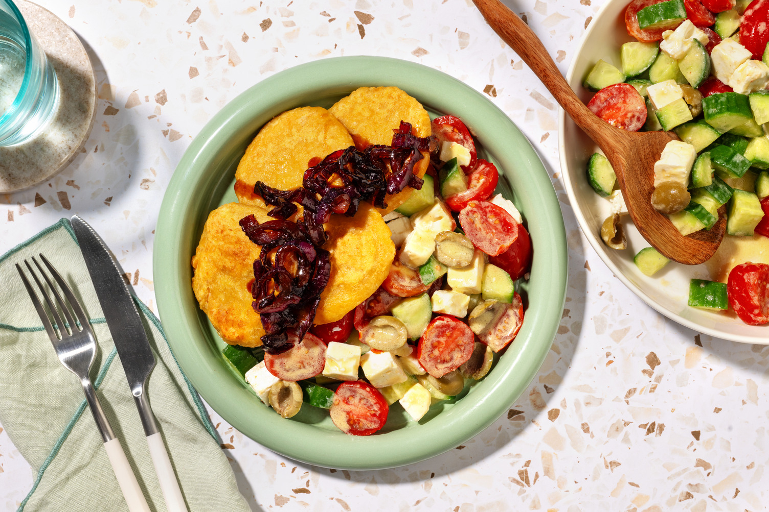 Frittelle veggie di ceci e insalata alla greca