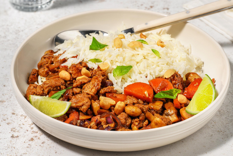 Stir-fry met zwarte bonen, varkensvlees, pinda's en Thais basilicum