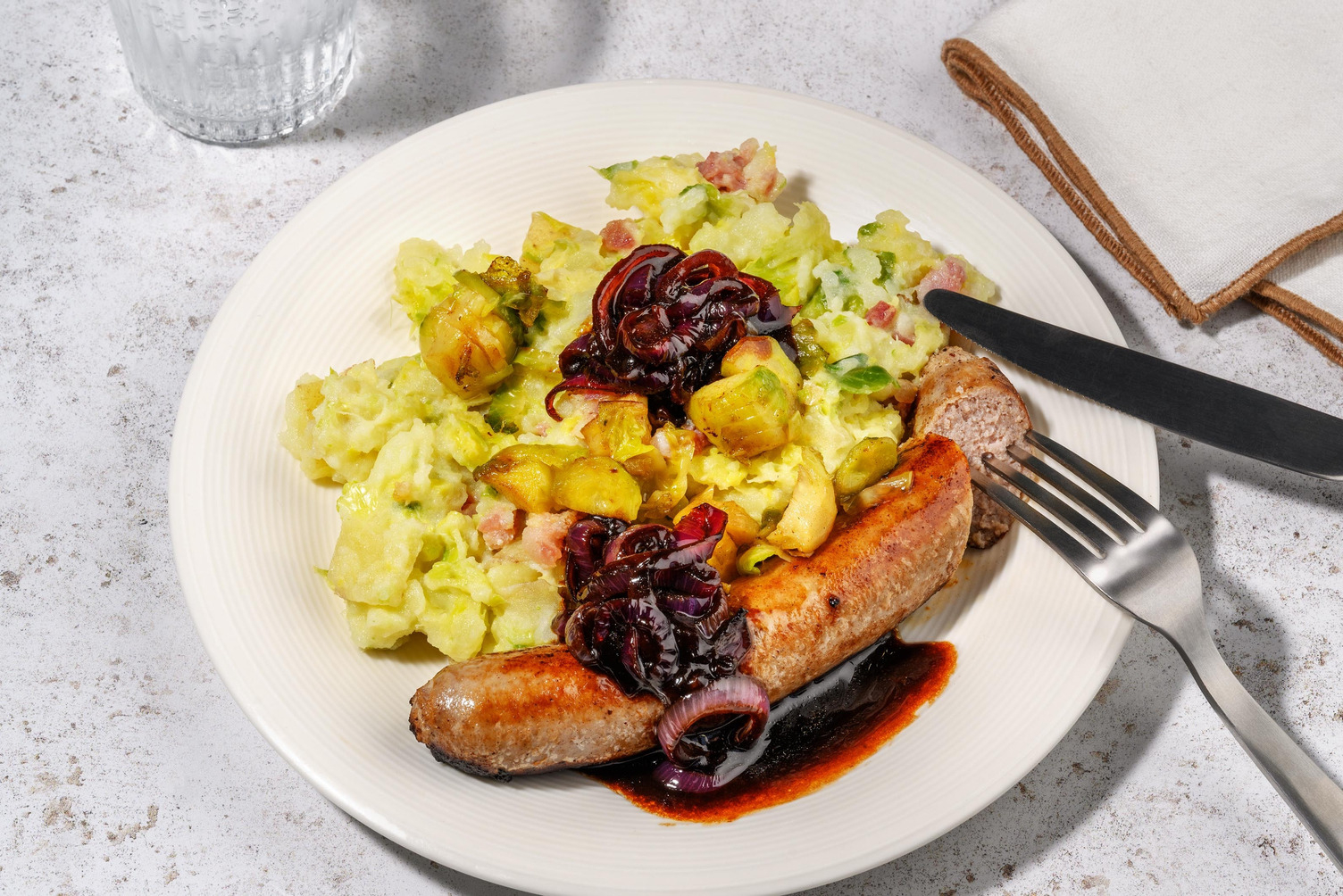 Saucisse de porc et stoemp aux choux de Bruxelles