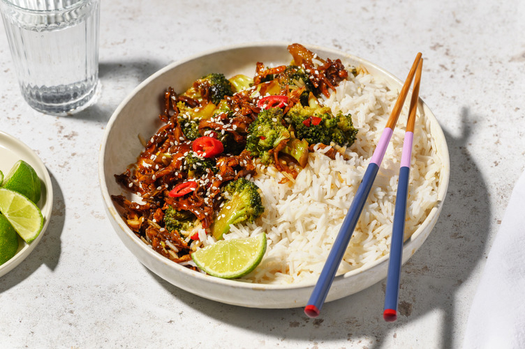 Donburi di tofu croccante glassato e riso Jasmine