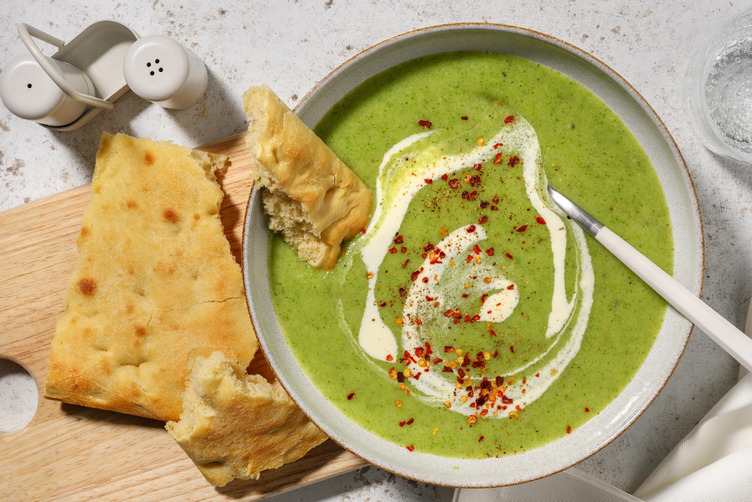 Zuppa di broccolo con crema di caprino