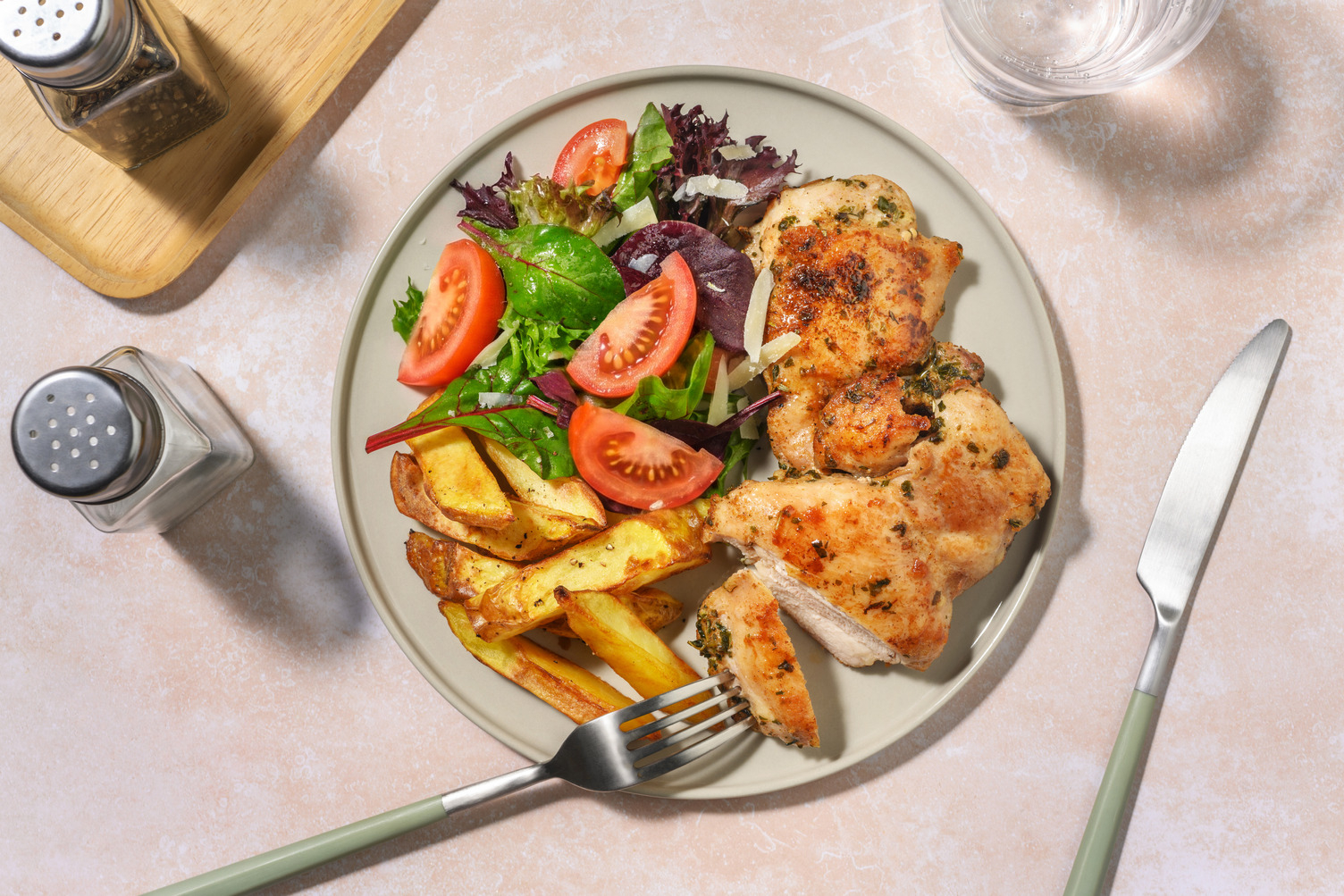 Bio-Hähnchenfilets mit Knoblauch-Kräuter-Pommes