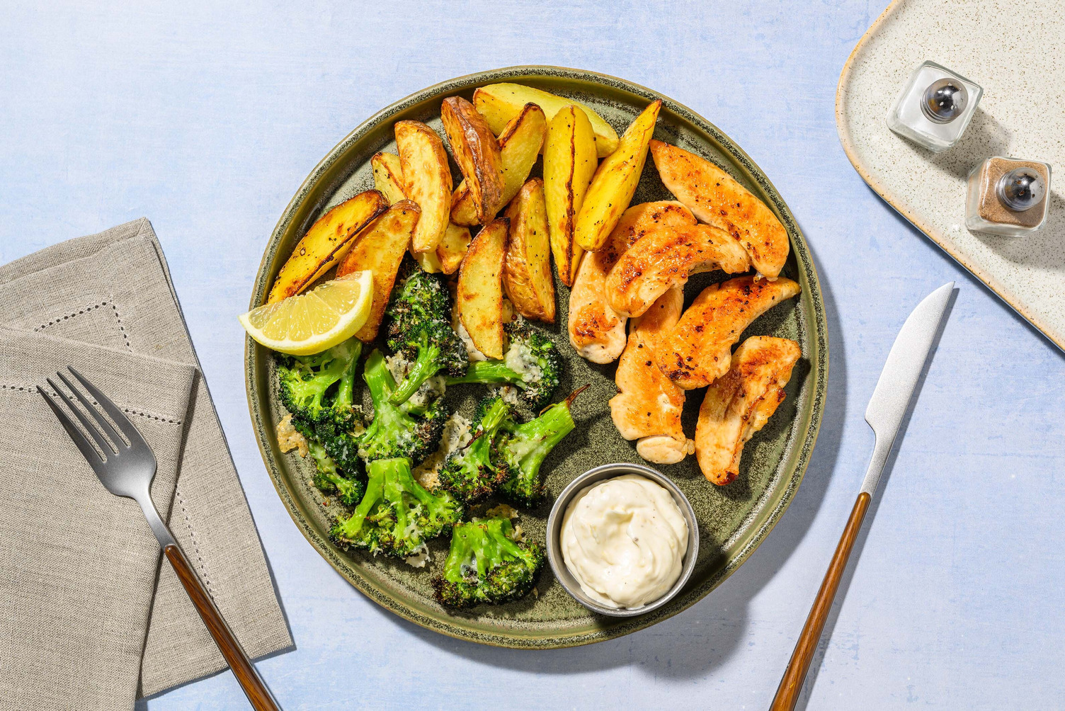 Filets de poulet rôtis et brocoli écrasé et garni de parmesan