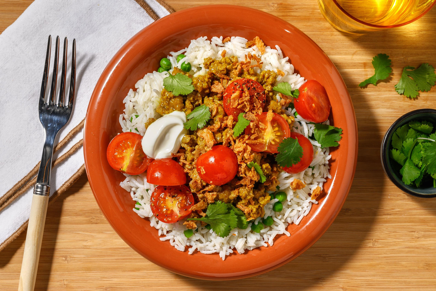 Bols de cari de dinde et de riz avec pois et tomates