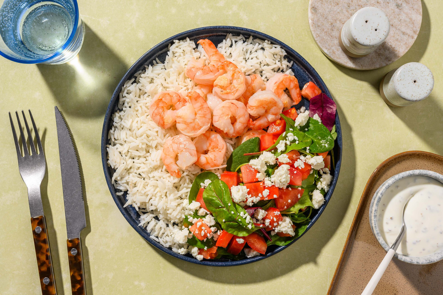 Crevettes super rapides au poivre au citron avec feta et mélange printanier