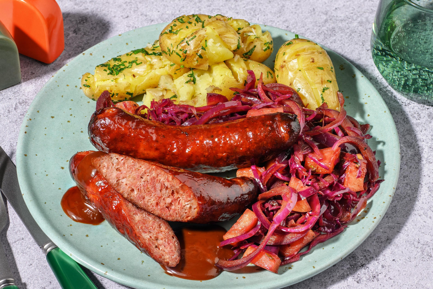 Ugnsstekt korv och timjanbräserad rödkål