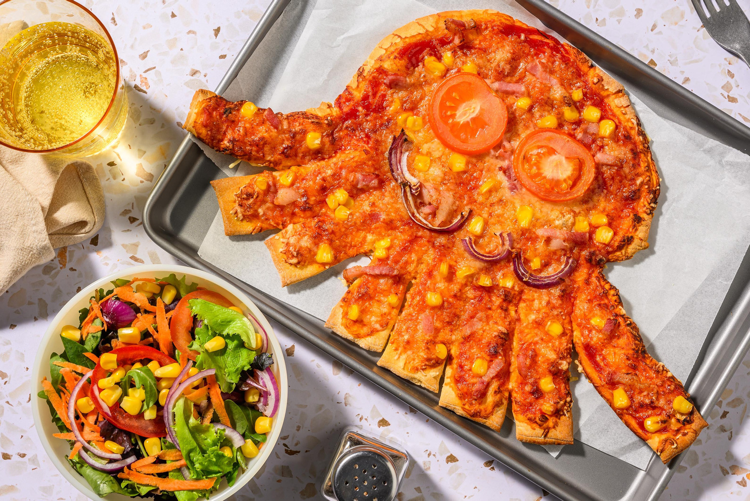 Bacontoppad "bläckfisk"-pizza med majs