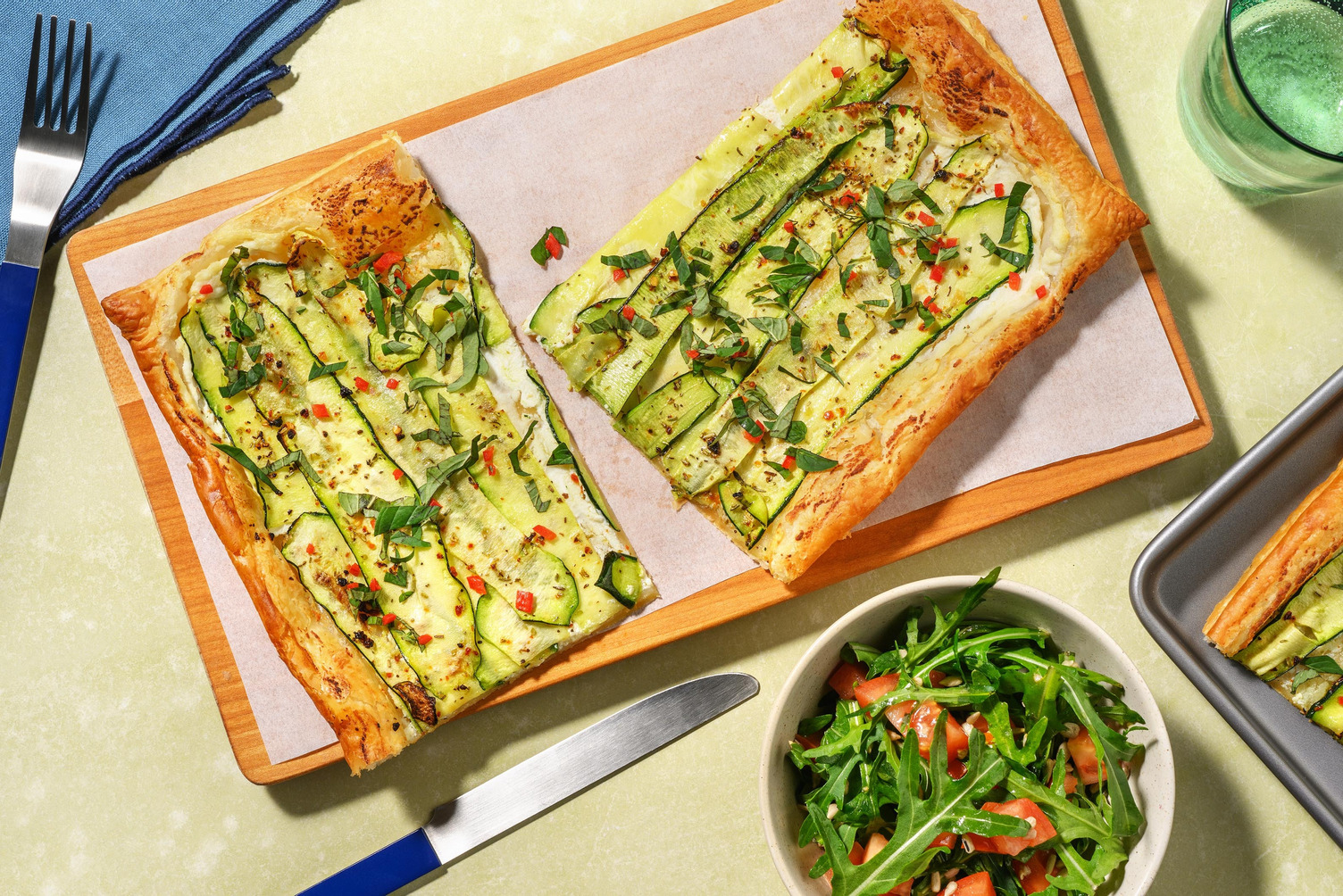 Medelhavsinspirerad zucchinipaj på smördeg