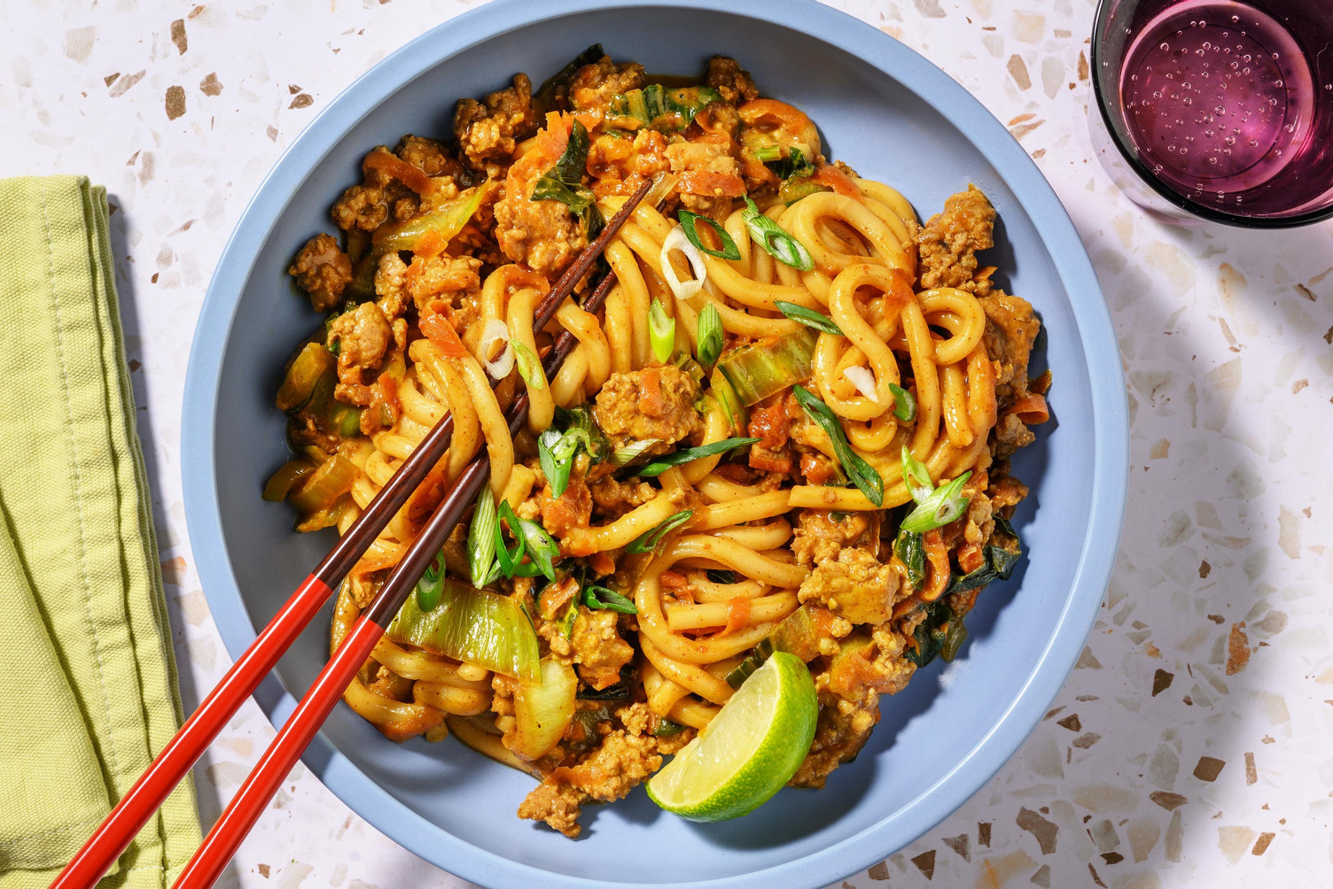 Udonnudler og svinekød i peanutsauce