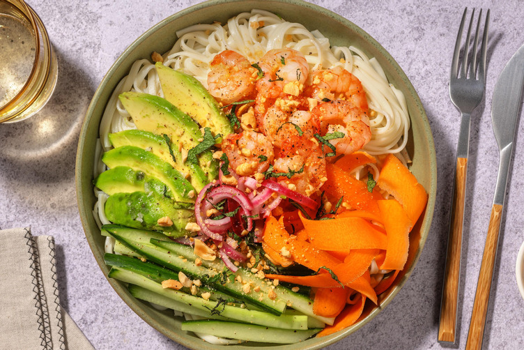 Vietnamesisk salat med sesamnudler og stekte reker