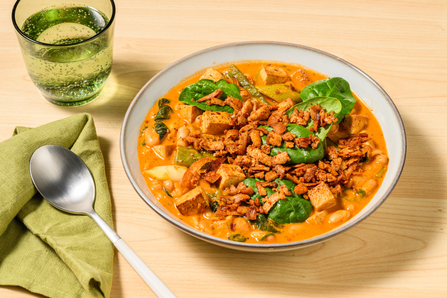 Guiso rápido de alubias con tofu rallado