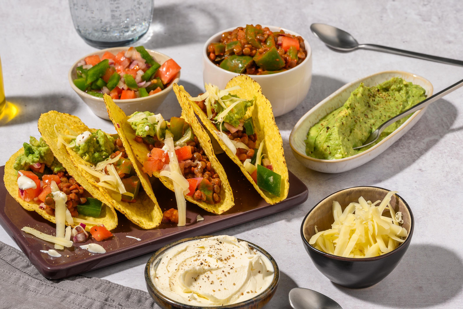 Tacos de chili sin carne aux lentilles, dip d'avocat et fromage