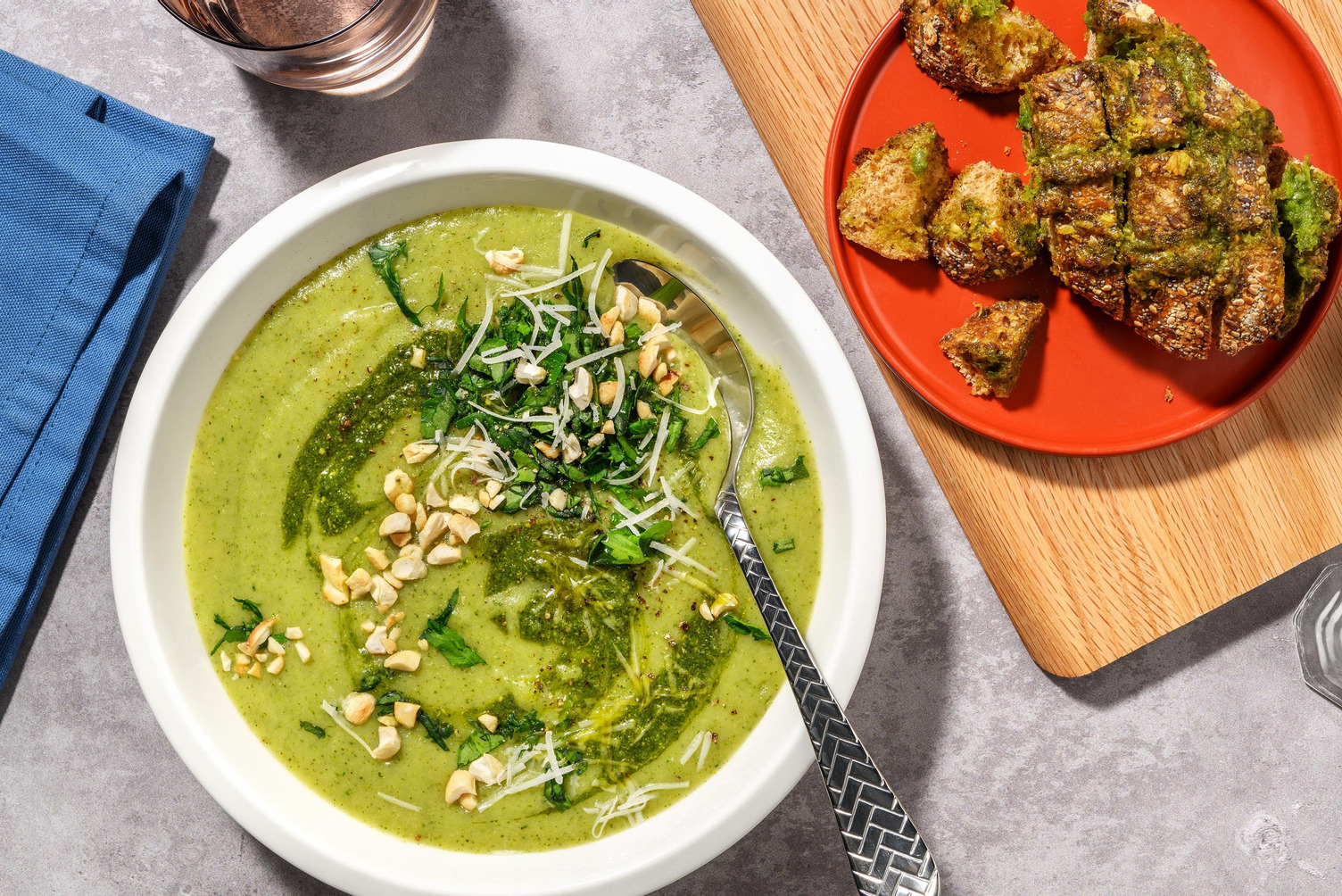 Broccolisoep met kaas en verse kruiden