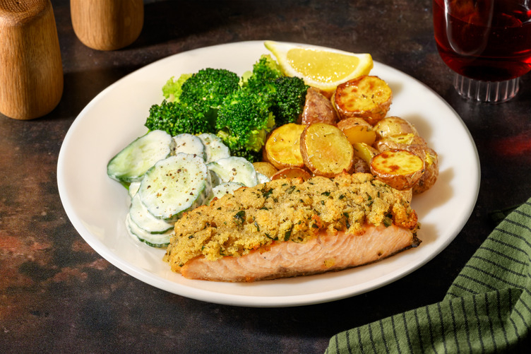 Großes Lachsfilet im Kräutermantel mit Brokkoli