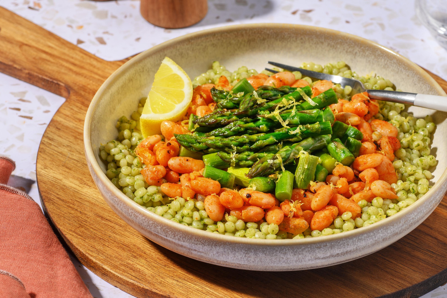 Couscous perlato al pesto, salmone e asparagi