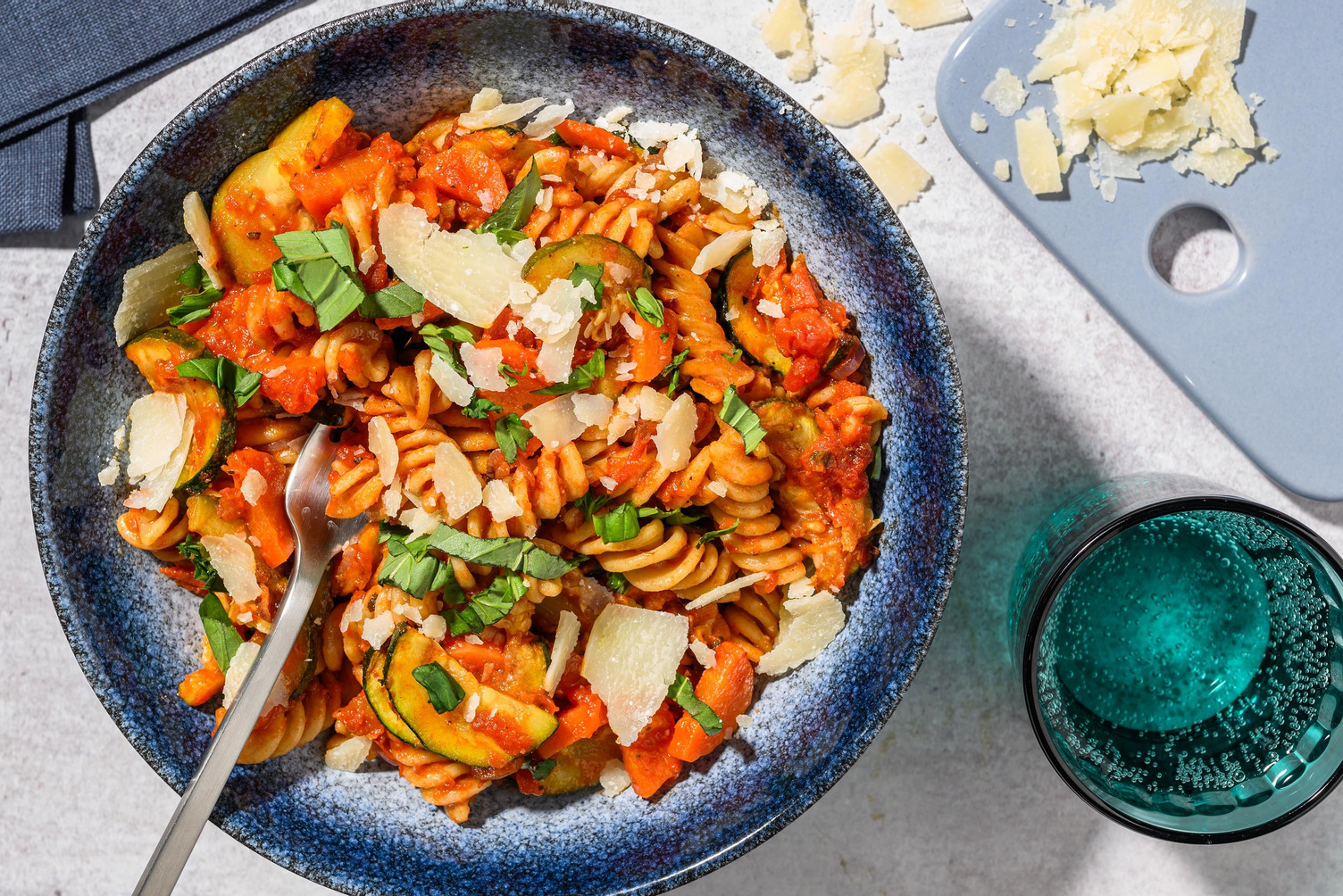 Fusilli met rodepestosaus