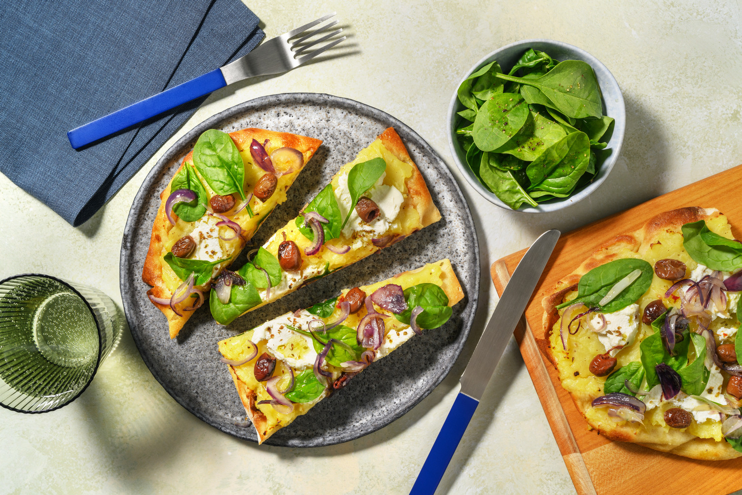 Pinsa alla ricotta, salsiccia e olive leccino