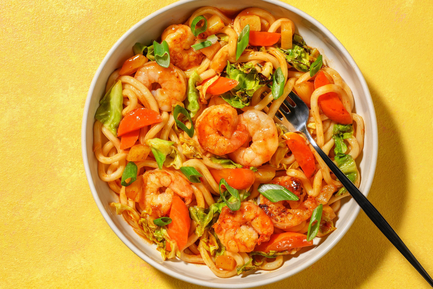 Rask nudelwok med reker i sursøt saus