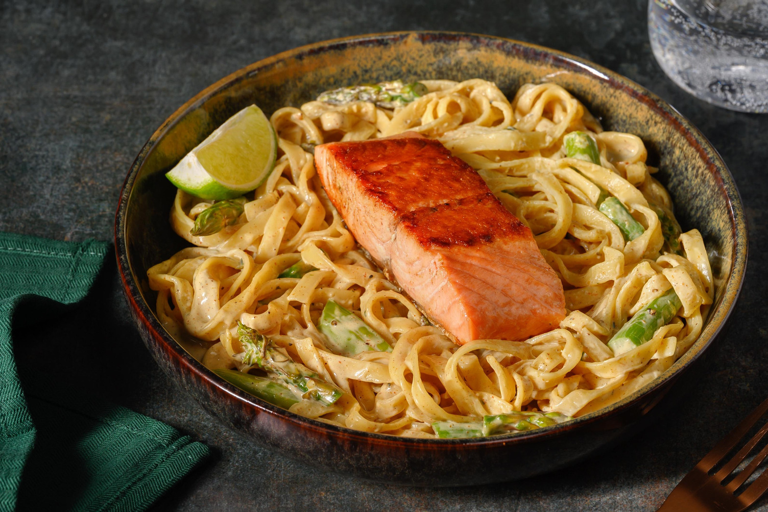 Zartes Lachsfilet mit grünem Spargel