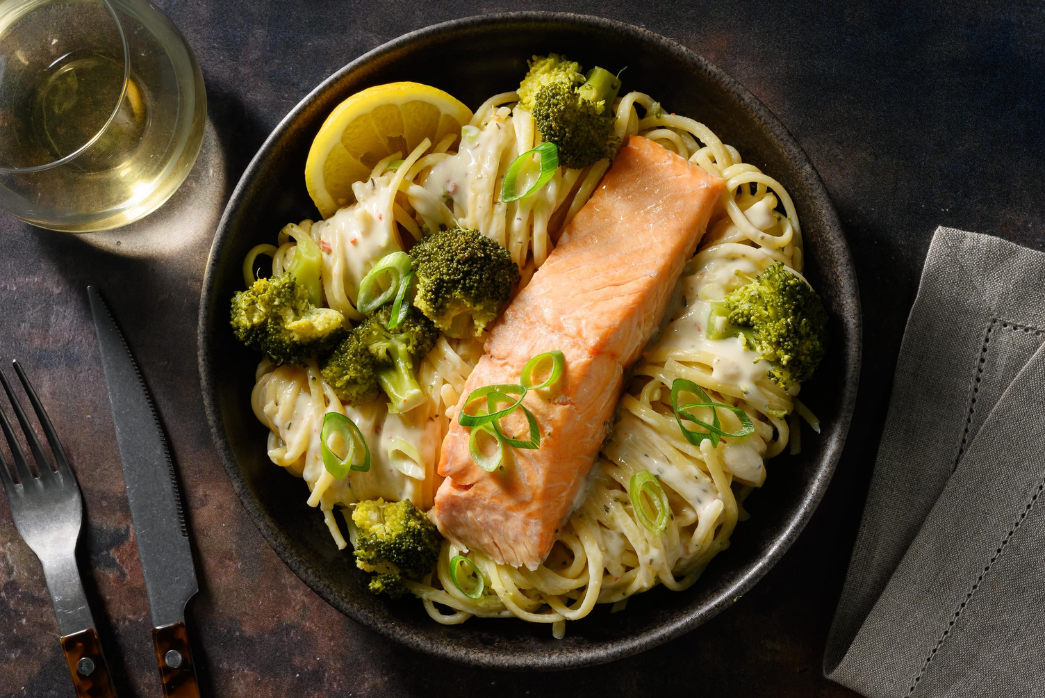 Zartes Lachsfilet auf frischen Linguine