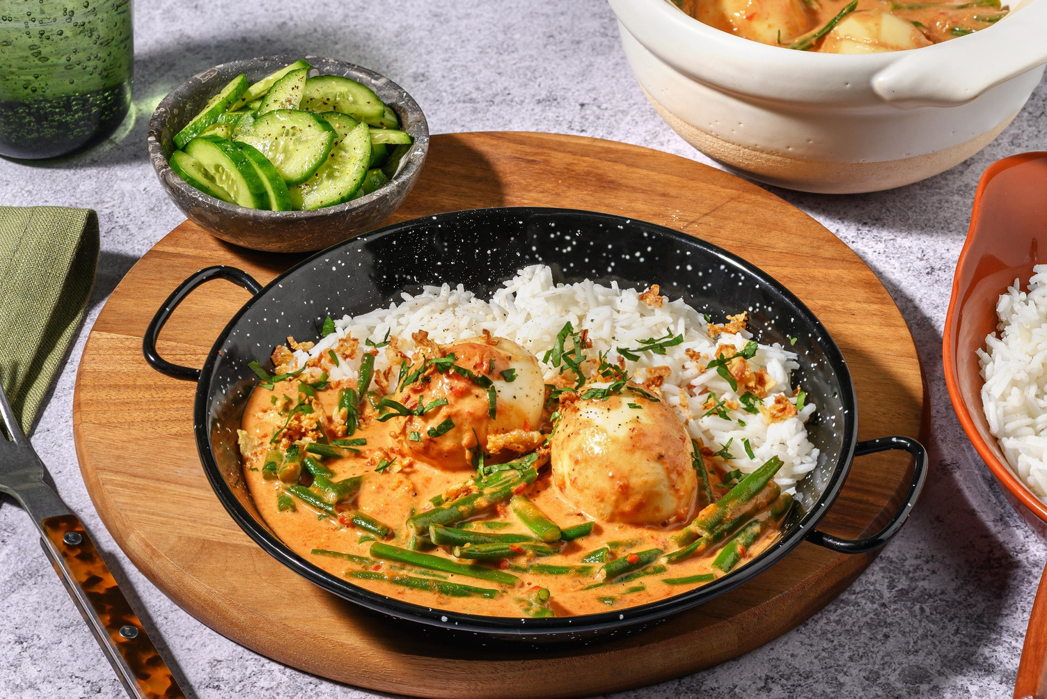 Curry op z'n Indonesisch met ei en gefrituurde uitjes