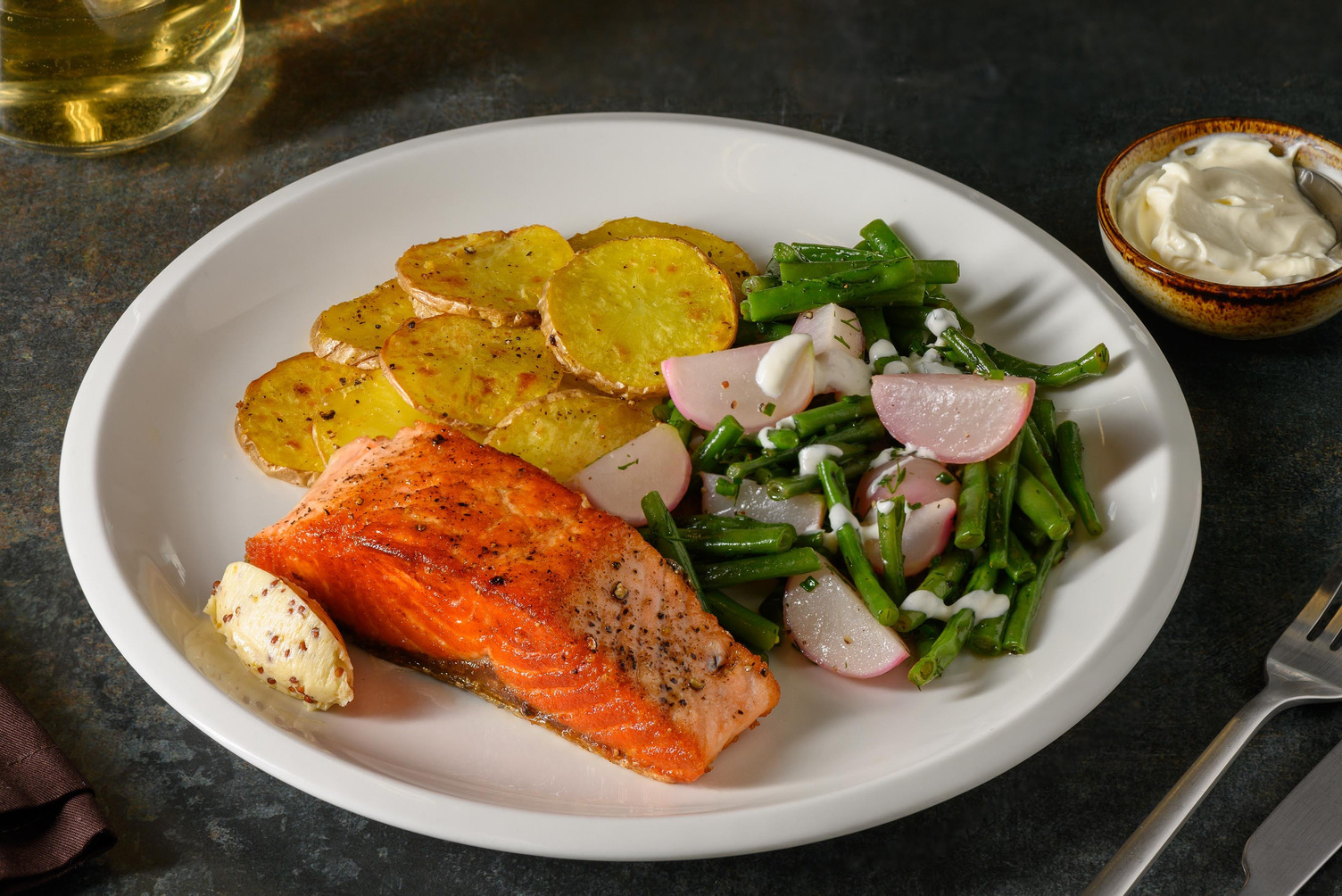 Saftiger Lachs mit Senfbutter