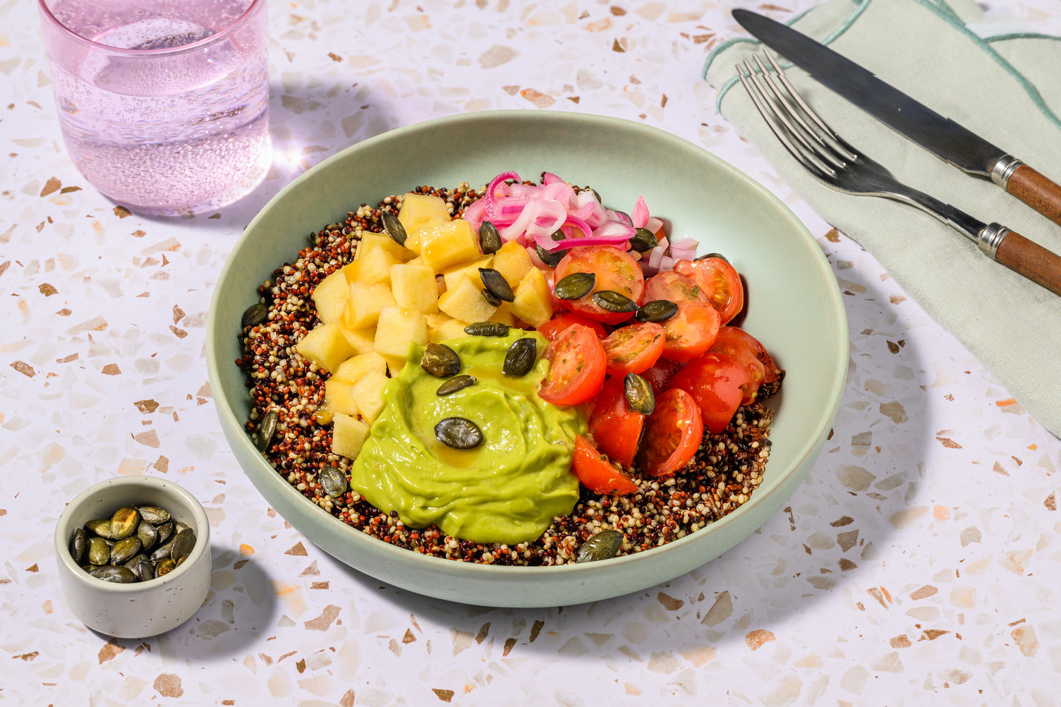 Ensalada de quinoa con aguacate y manzana